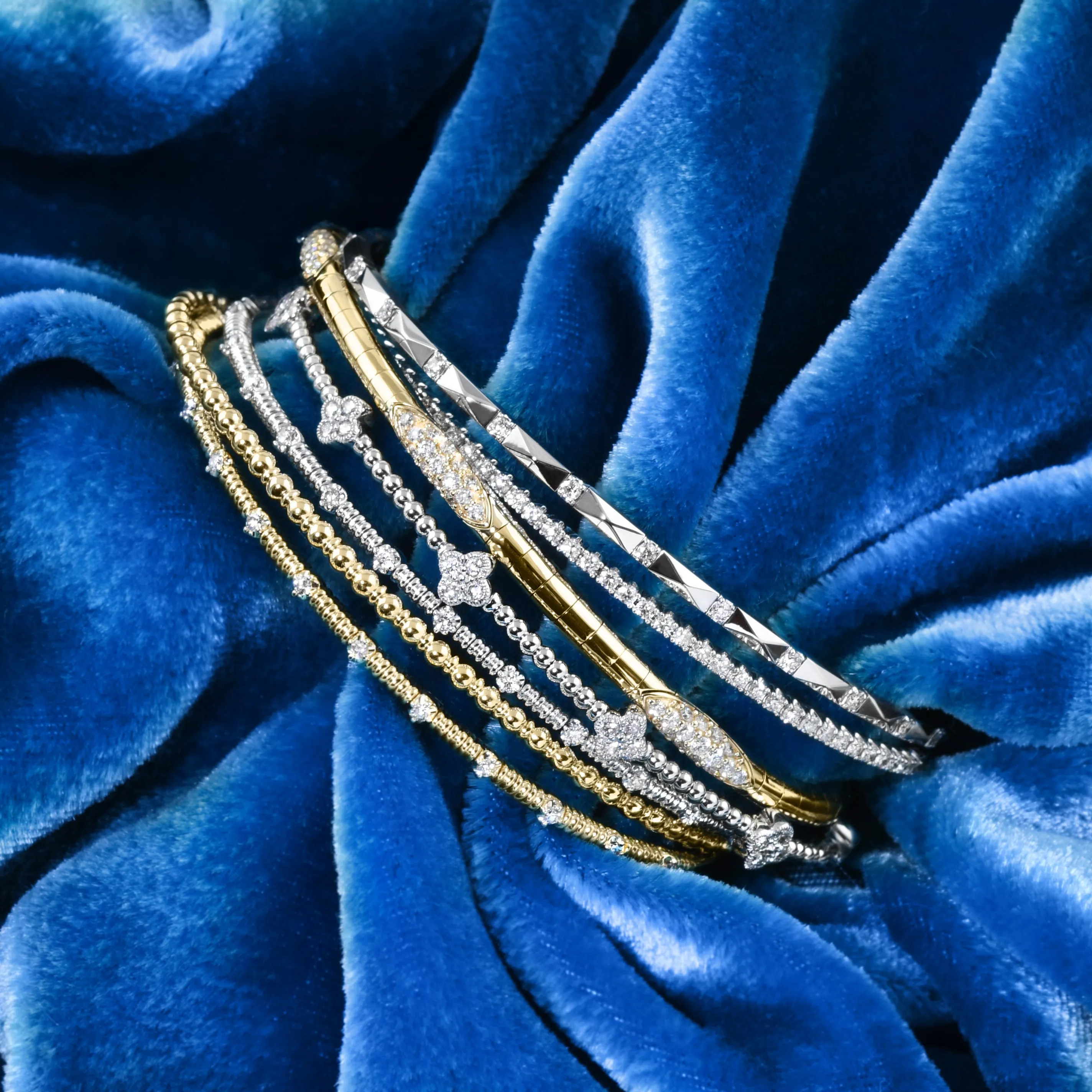 Flexible Bangle With Diamond Cloverleaf Stations