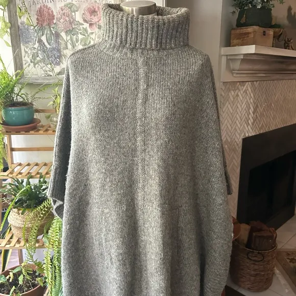 J Crew poncho two pockets cozy and elegant