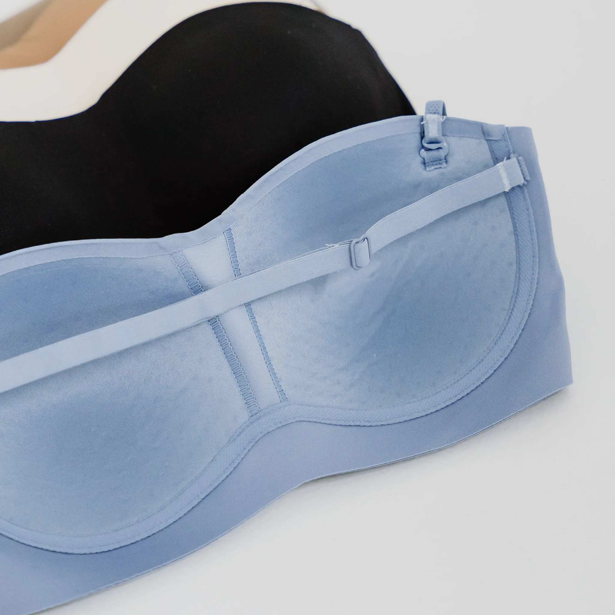 Minimalist Chic! Lightly-Lined Seamless Strapless Wireless Bra in Black