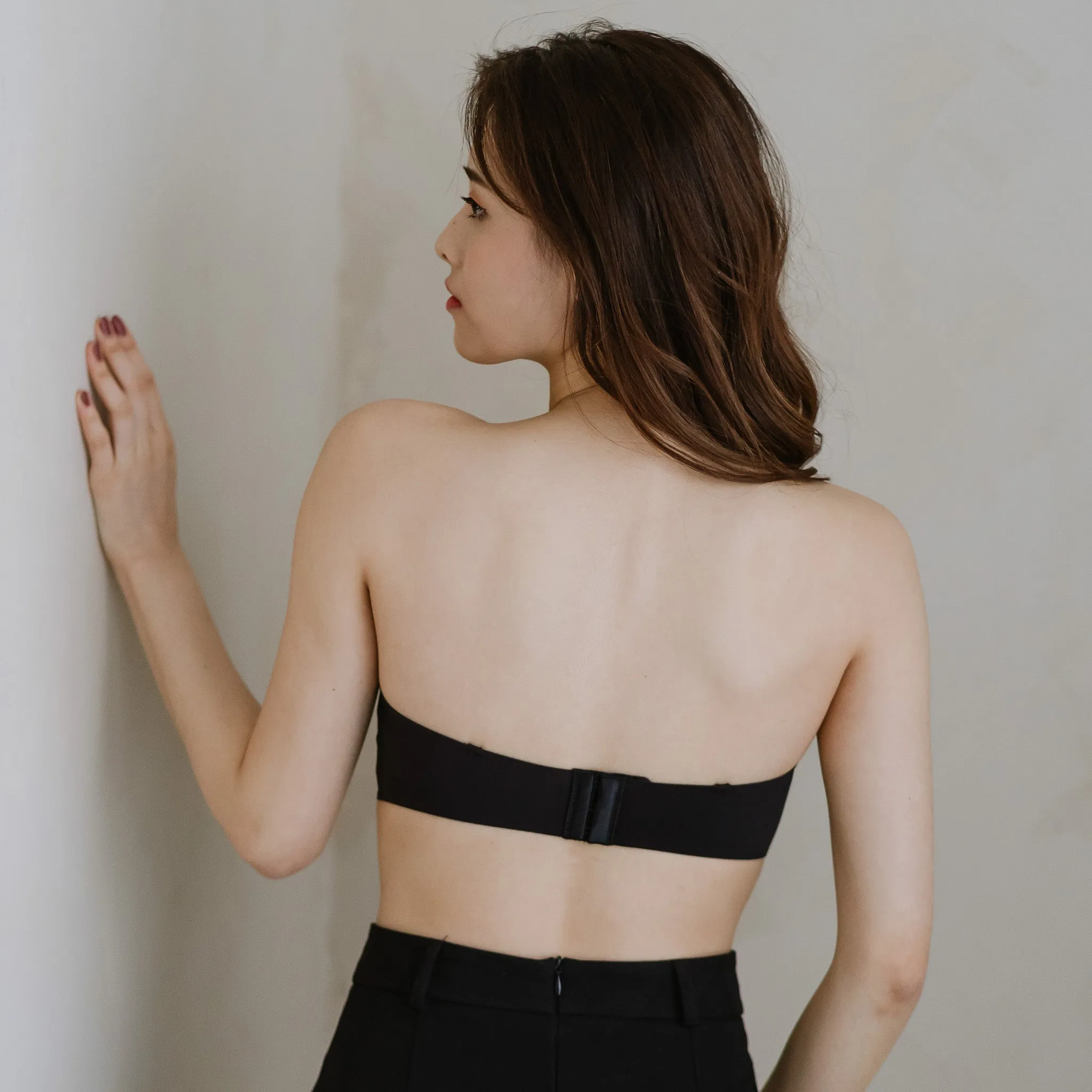 Minimalist Chic! Lightly-Lined Seamless Strapless Wireless Bra in Black