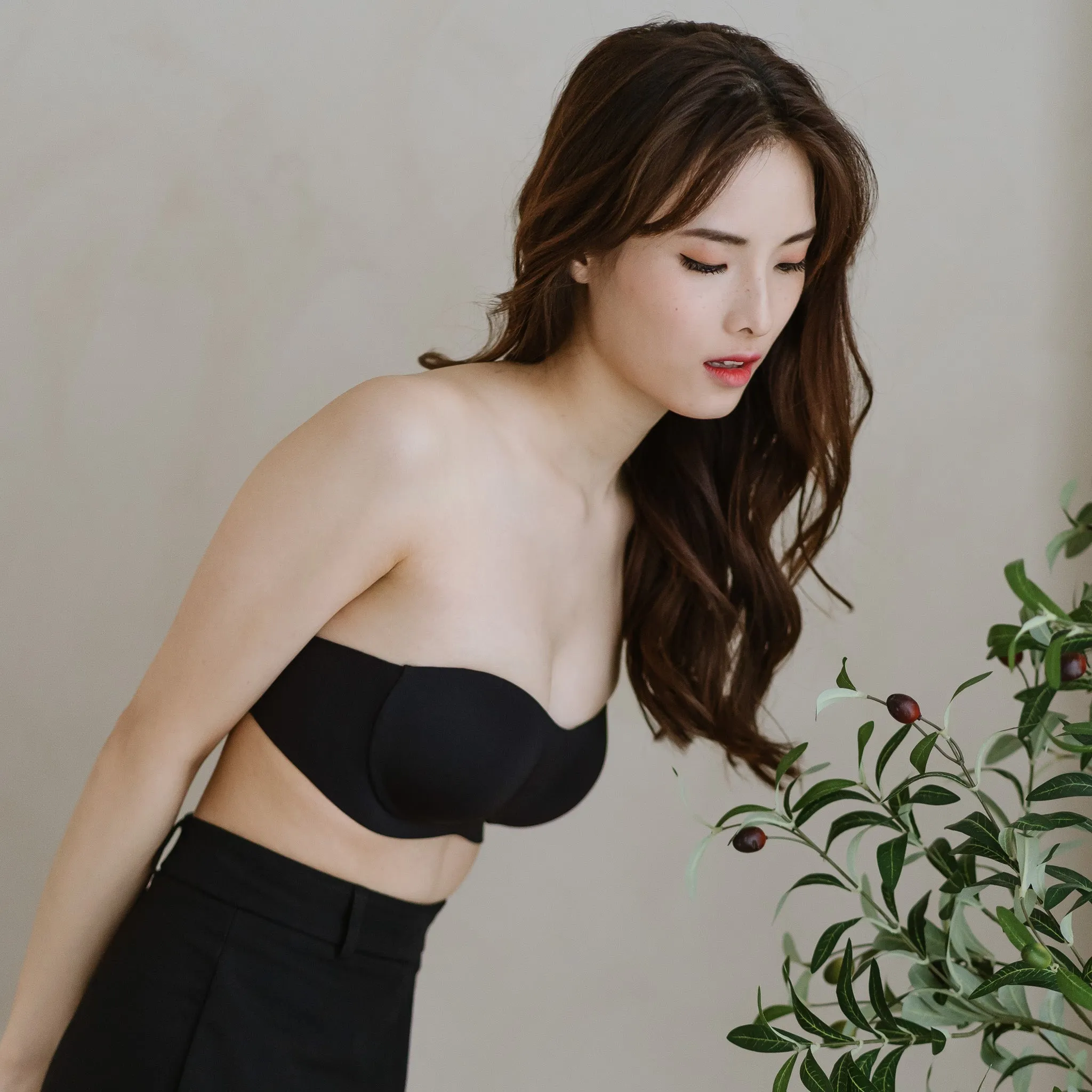 Minimalist Chic! Lightly-Lined Seamless Strapless Wireless Bra in Black