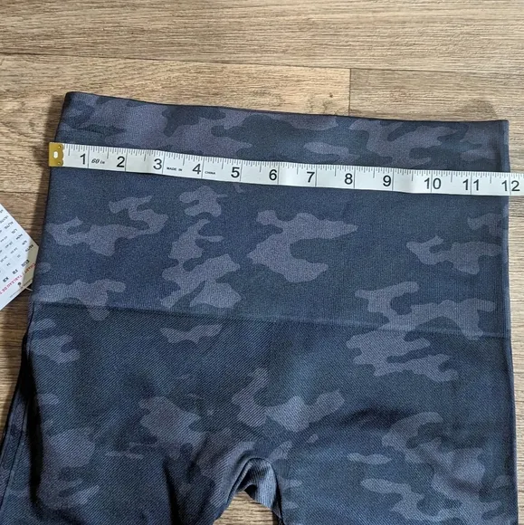 NWT Spanx Black Camo Bike Shorts Women Size Medium