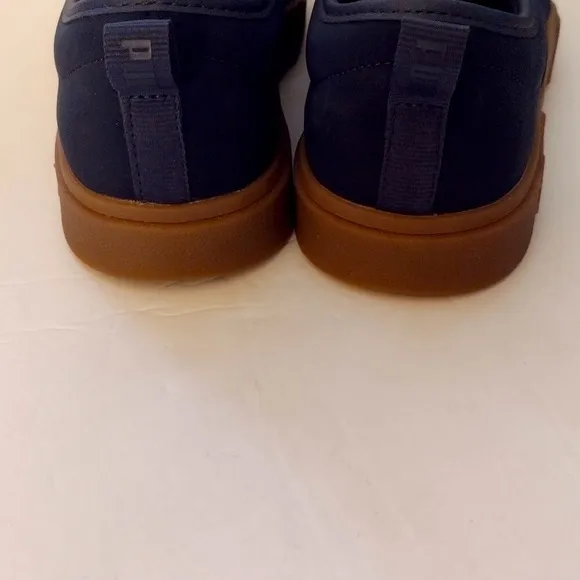 Puma Nubuck sneakers big boy sz 5 New