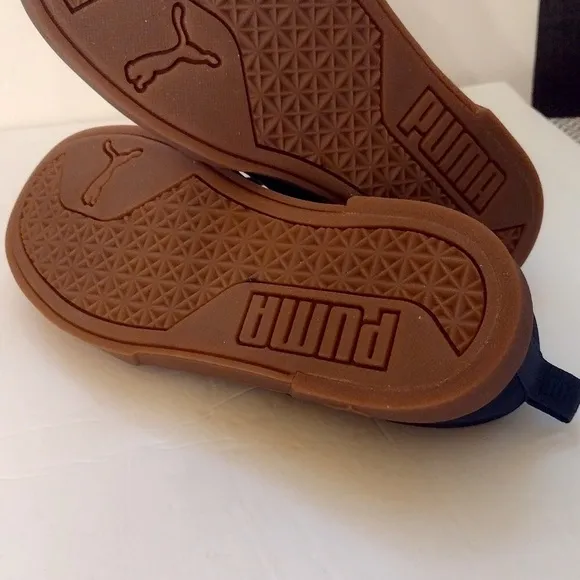 Puma Nubuck sneakers big boy sz 5 New