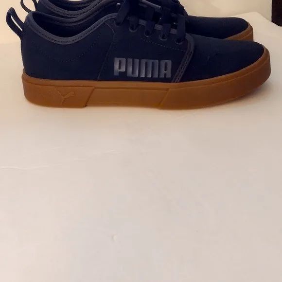 Puma Nubuck sneakers big boy sz 5 New
