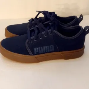 Puma Nubuck sneakers big boy sz 5 New