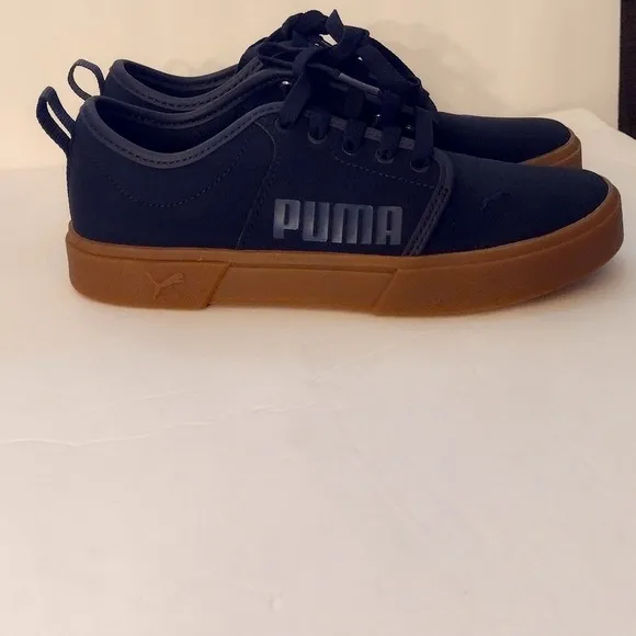 Puma Nubuck sneakers big boy sz 5 New